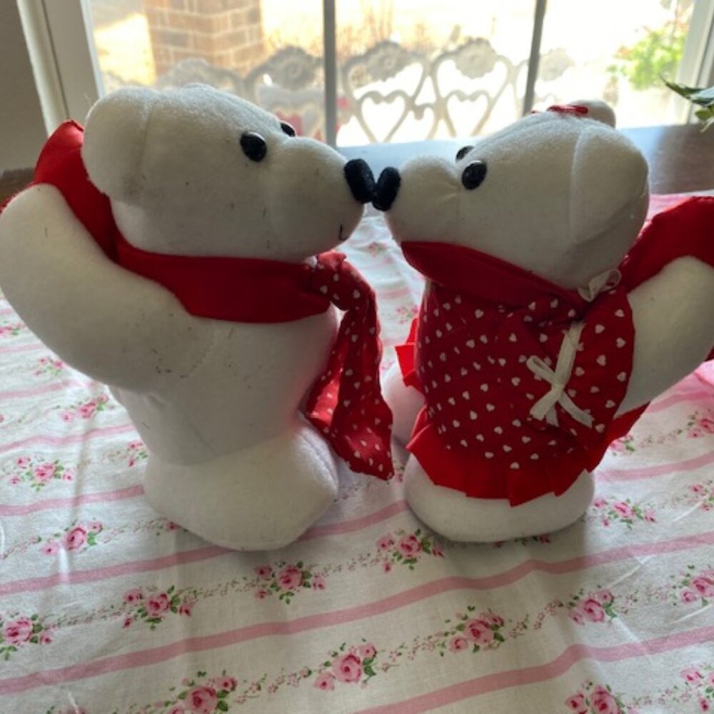2 WHITE stuffed KISSING BEARS Kiss Me Cubs VALENTINE TIE & DRESS holding HEARTS